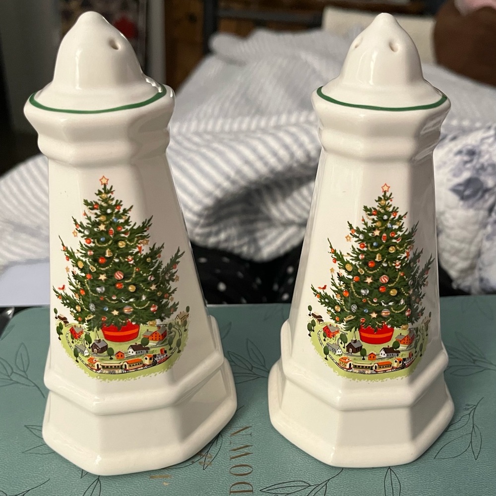 🎄 Vintage Pfaltzgraff Christmas Tree Salt and Pepper Shaker🎄